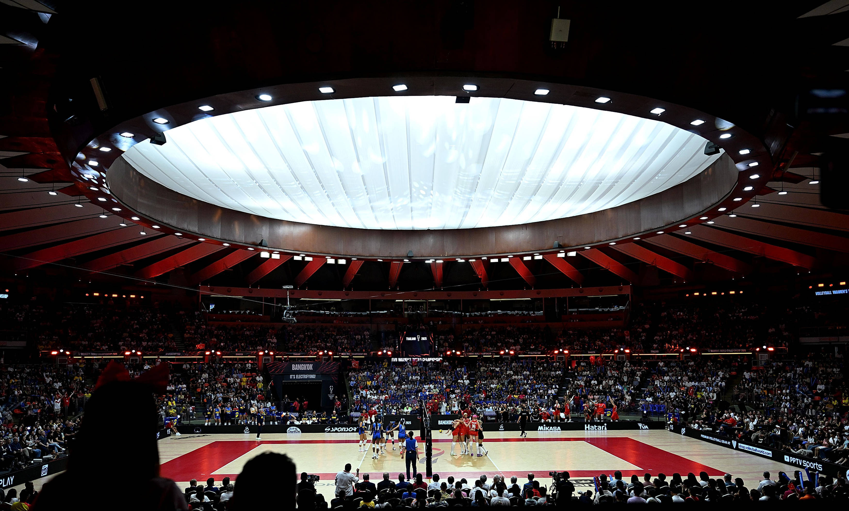 爱游戏体育-排球赛事精彩瞬间盘点，年度回顾震撼登场