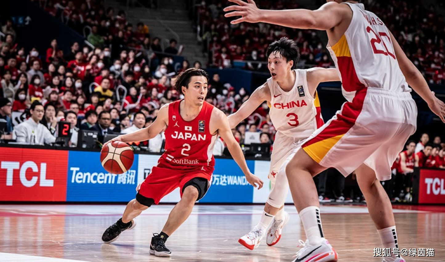 爱游戏下载-中国队鏖战日本队，郑思维刷新纪录