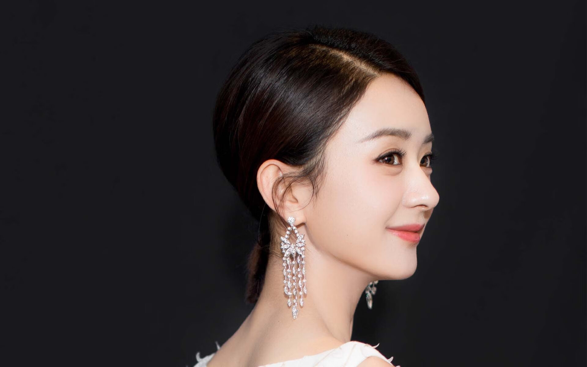 东方铁骑击溃南美劲旅，英超战场迪亚斯闪耀争冠之路—足球世界的双星辉映